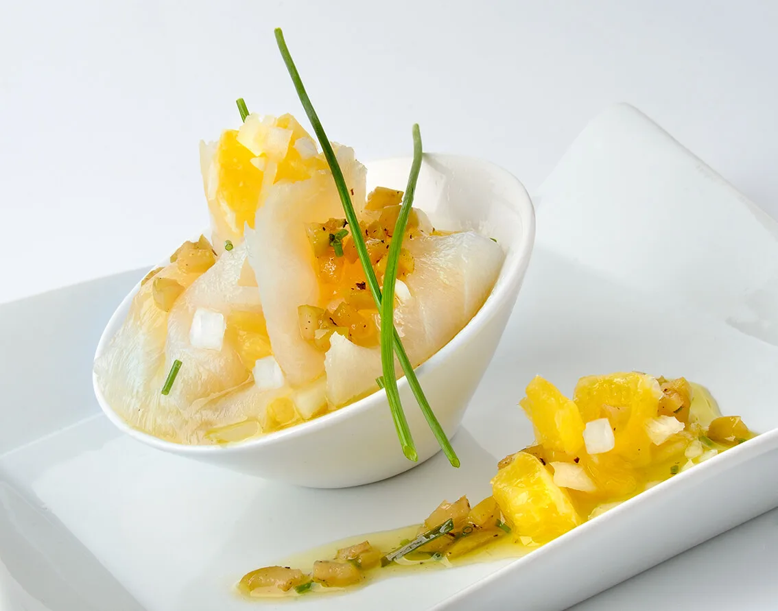 Bocados de carpaccio de bacalao con naranja y cebolleta