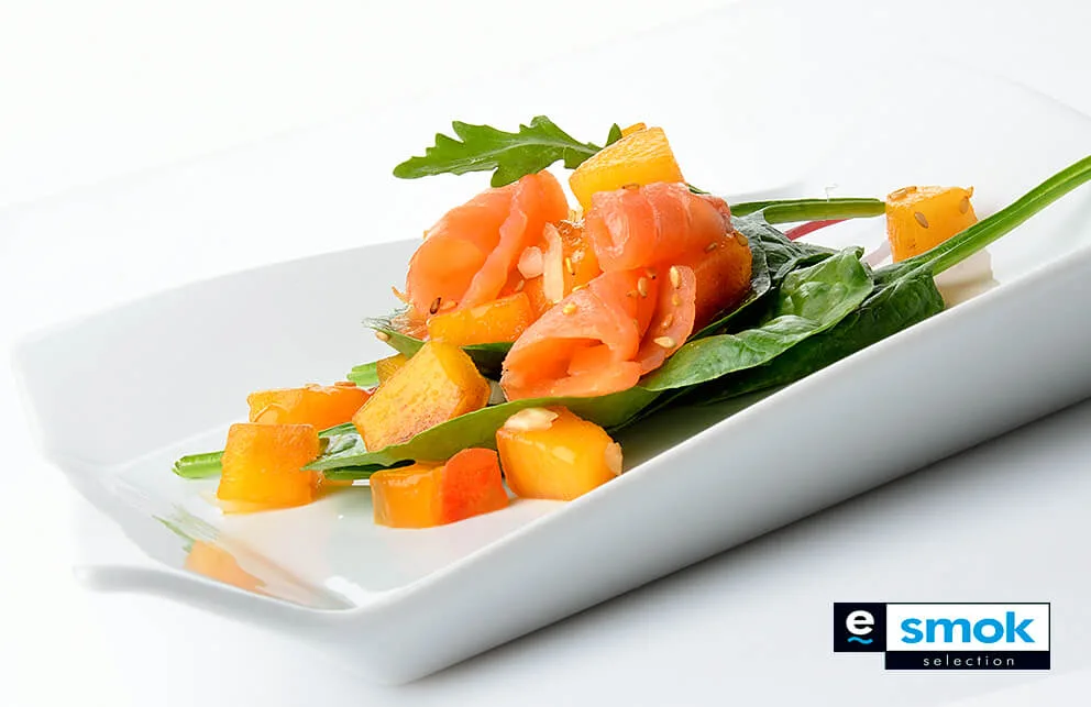 Ensalada de espinacas, caqui y carpaccio de salmón