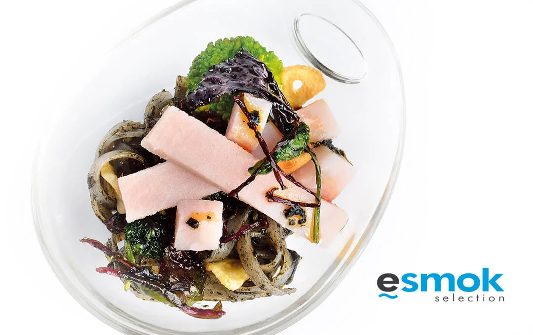Noodles negros al brócoli con pez espada ahumado