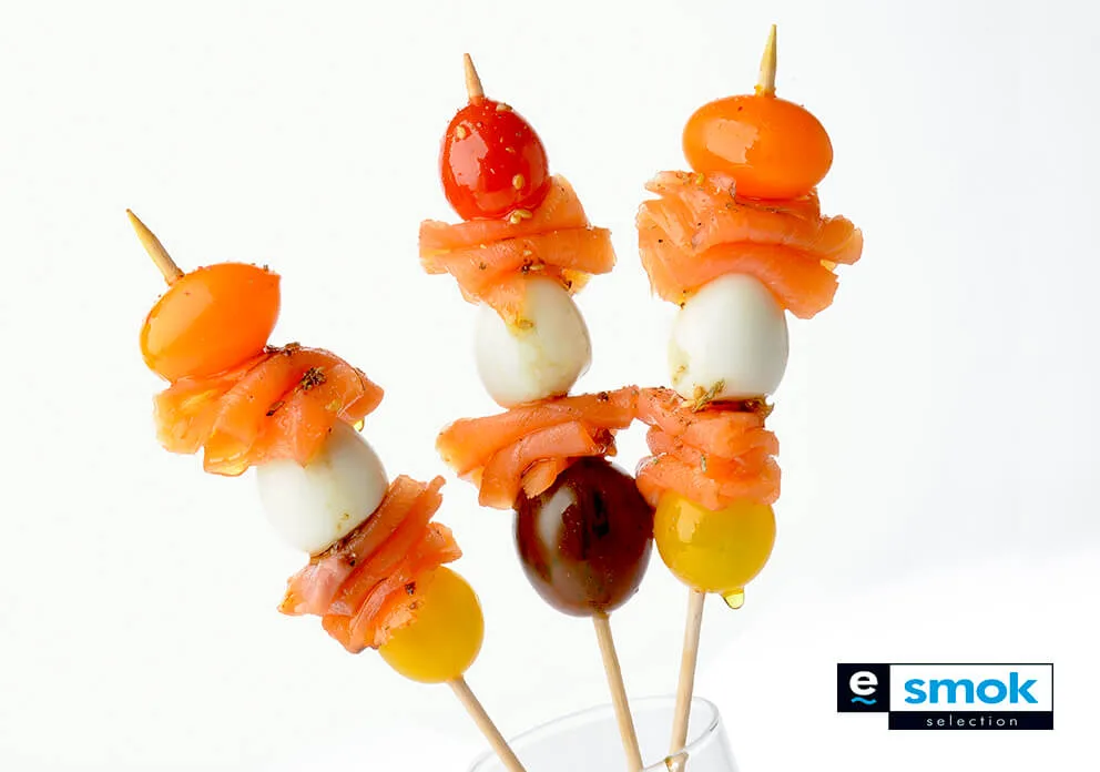 Brochetas de huevo de codorniz y salmón ahumado