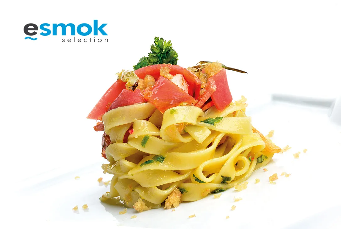 Tagliatelle con huevas de maruca, atún ahumado y yema de huevo