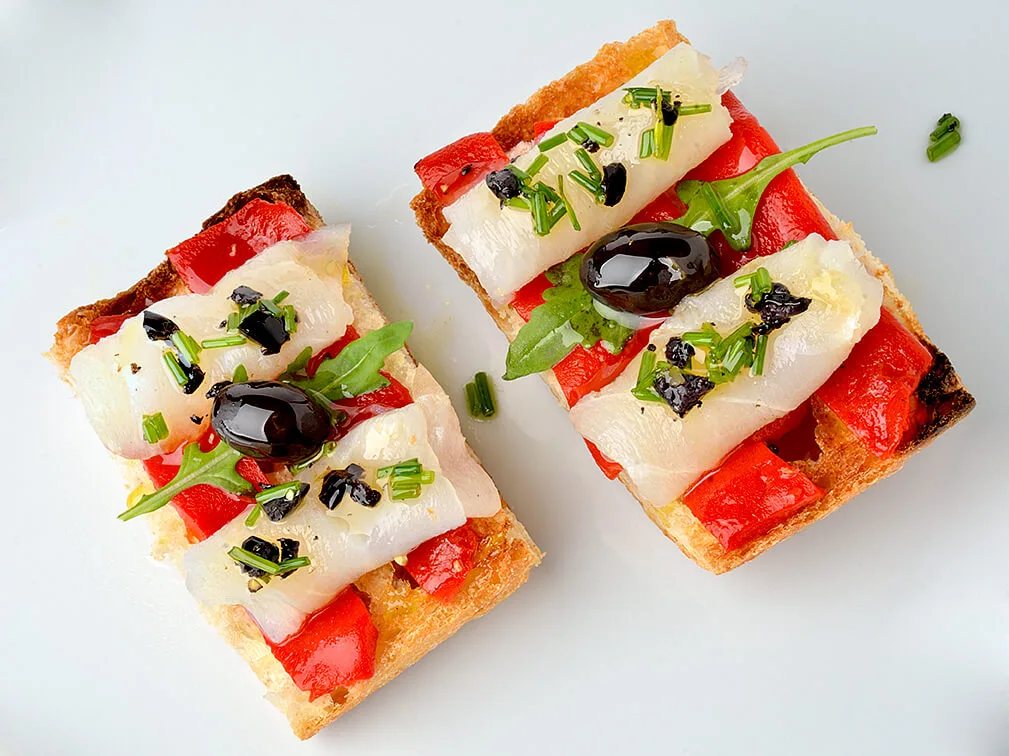 Tostas de bacalao ahumado en aceite y pimiento