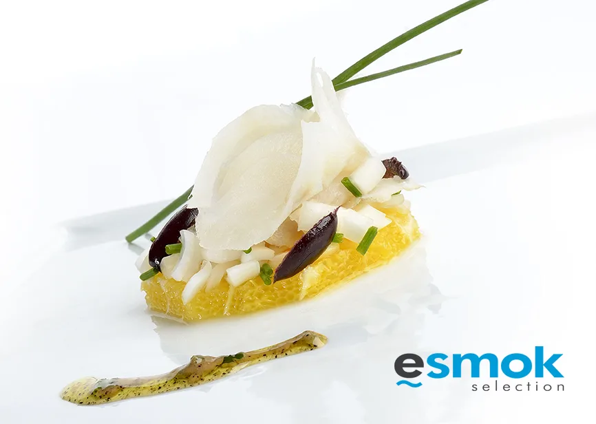 Tapa de bacalao ahumado con naranja y cebolla